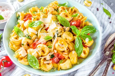 Z czym podać tortellini z pomidorami i mozzarellą, by zachwycić smakiem?