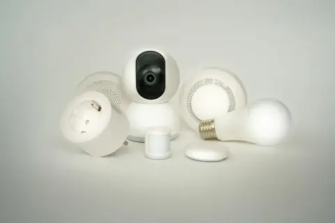 Un développeur IoT imagine une maison connectée : caméra, prise, ampoule, détecteurs.