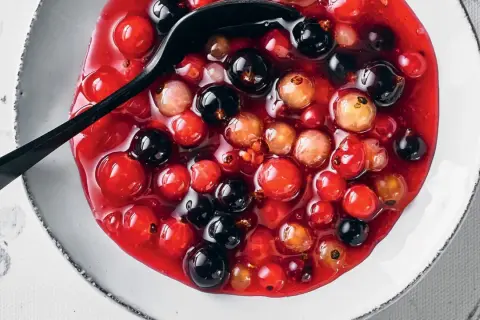 Schwarze und rote Johannisbeeren in Sirup, ein köstliches Dessert, das sich hervorragend für rote johannisbeeren rezepte eignet.