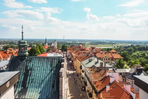 Widok na Sandomierz z lotu ptaka. Urokliwe uliczki i zabytkowe kamienice zachęcają do odkrywania sandomierskich atrakcji.