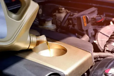 Objawy starego oleju w silniku, które mogą zrujnować Twoje auto