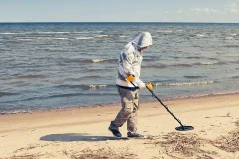 Czy można legalnie używać wykrywacza metali na plaży? Przepisy i praktyczne porady