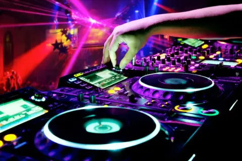 Najlepsze kontrolery DJ na początek – wybierz idealny sprzęt dla siebie