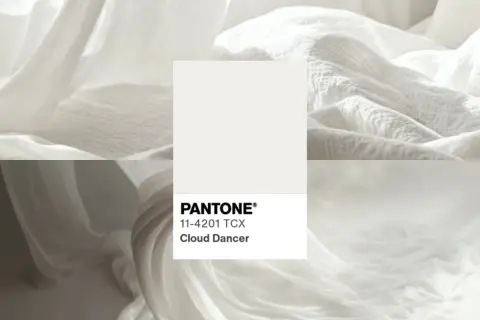 Delikatny odcień Cloud Dancer, kolor roku, otulony zwiewnymi tkaninami.