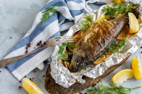 Pstrąg z grilla w folii: Perfekcyjny przepis na soczystą rybę