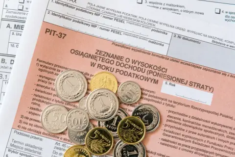 Złote monety na formularzu PIT-37. Czy zasiłek dla bezrobotnych jest opodatkowany? To pytanie, na które odpowiedź znajdziesz w zeznaniu podatkowym.