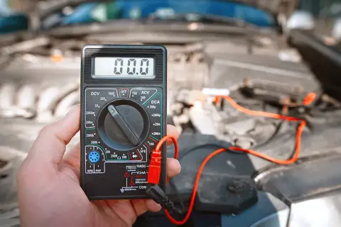 Kiedy alternator rozładowuje akumulator? Oto najczęstsze przyczyny