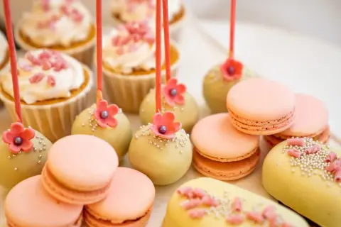 Słodkie cake pops wesele, babeczki i makaroniki w pastelowych kolorach.