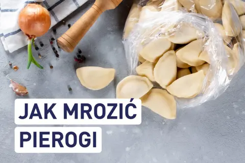 Jak mrozić pierogi? Na zdjęciu surowe pierogi w woreczku, cebula, czosnek i wałek.