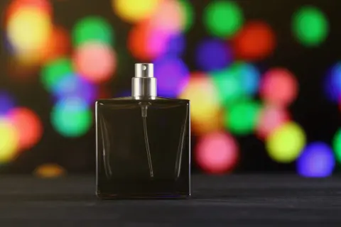 Czym różni się woda perfumowana od toaletowej? Wybierz mądrze!