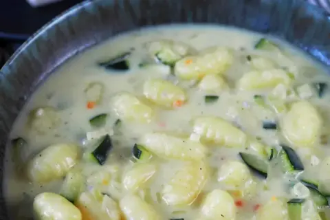Cremige Gnocchi Gorgonzola mit Zucchini in einer Schüssel.
