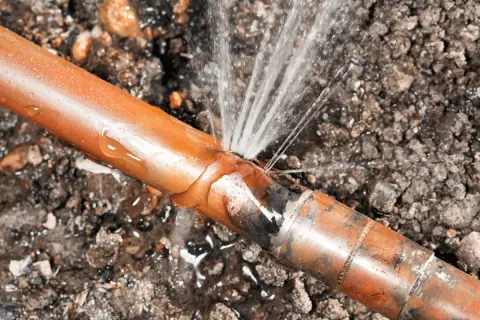 Fuite d'eau spectaculaire d'une canalisation en cuivre, un vrai danger pour votre habitation.