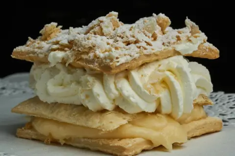 Delicioso pastel de hojaldre con crema y nata, un tesoro entre los dulces típicos de Soria.