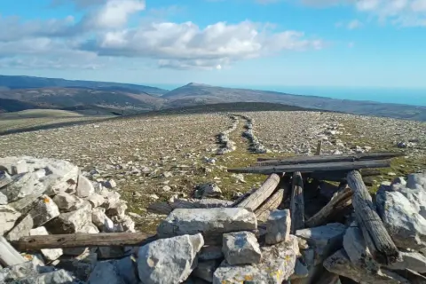 Sentiero roccioso su un crinale con vista sul mare, vicino a Cagnano Varano.