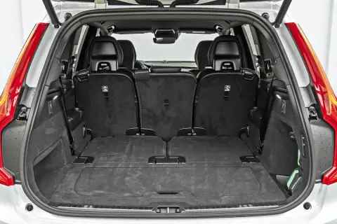 Pusta przestrzeń bagażowa Volvo XC90, z opuszczonymi siedzeniami, pokazuje jego imponujące **wymiary**. Idealny na rodzinne wyjazdy.