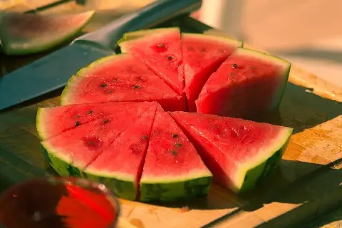 Rebanadas de sandía jugosa, listas para comer. Así sabrás como saber si una sandía está buena: su pulpa roja y brillante indica frescura.