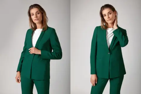 Eleganckie stylizacje biznesowe damskie w odcieniu butelkowej zieleni. Modelka prezentuje zielony garnitur: marynarkę i spodnie.