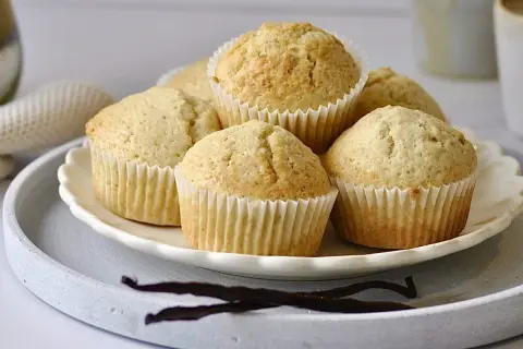 Frisch gebackene Vanille-Muffins auf einem Teller, bereit zum Genießen. Das Backen macht Spaß!