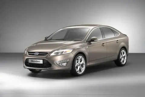 Ile litrów w baku Forda Mondeo? Zasięg i rezerwa dla każdej generacji