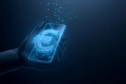 Digitale Euro-Symbol leuchtet auf einem Smartphone in einer Hand. Dies veranschaulicht, was ist der digitale Euro: eine neue Form des Geldes.
