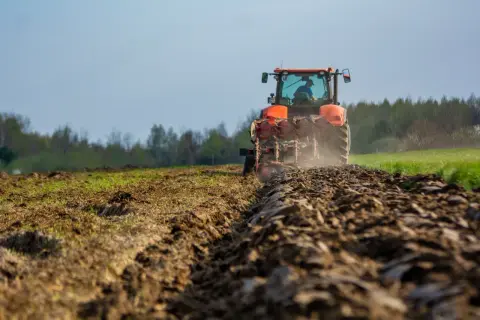 Ciągnik bez rejestracji: Ryzyko, kary, legalizacja czy warto kupić?