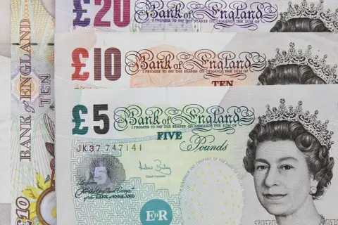 Brytyjska waluta: banknoty £5, £10 i £20 z wizerunkiem królowej Elżbiety II.