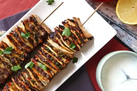 Läckra spett med köttfärs och grönsaker, perfekt för ett enkelt kebab recept. Serveras med en krämig sås.