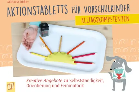 Aktionstabletts für Kindergarten-Ideen: Buntstifte, Würfel und Spitzer auf einem Tablett fördern Feinmotorik und Alltagskompetenzen.
