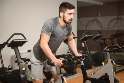 Ile kcal spala rowerek stacjonarny? Sprawdź, jak efektywnie ćwiczyć