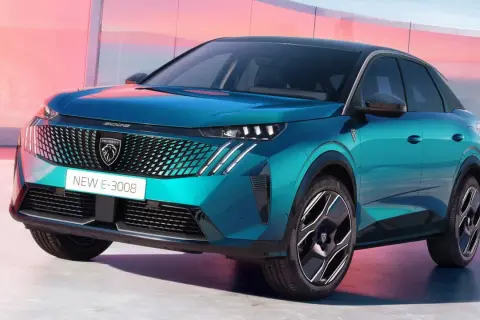 Nowy Peugeot E-3008 w turkusowym kolorze, z nowoczesnym grillem i światłami. Sprawdź jego atrakcyjną peugeot 3008 cenę!