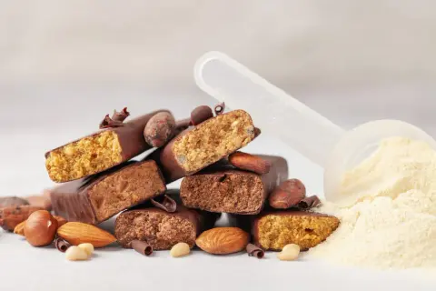 Barrette proteiche, cacao e frutta secca. Attenzione, le barrette proteiche fanno ingrassare se consumate in eccesso.