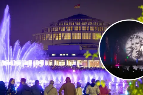 Wrocławska fontanna multimedialna zachwyca pokazem z Marilyn Monroe. Tłumy widzów oglądają wodne widowisko.