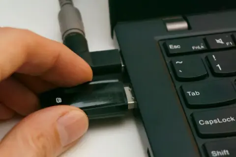 Jak naprawić pendrive, którego nie widzi komputer? Pełny poradnik
