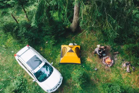 Kemping czy camping - jakie są kluczowe różnice i co wybrać?