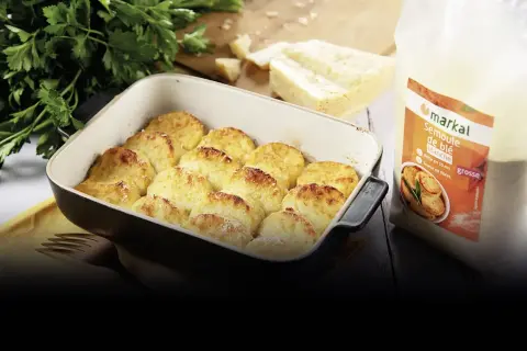 Gnocchi de semoule dorés au four, prêts à déguster. Une recette italienne facile avec de la semoule de blé.