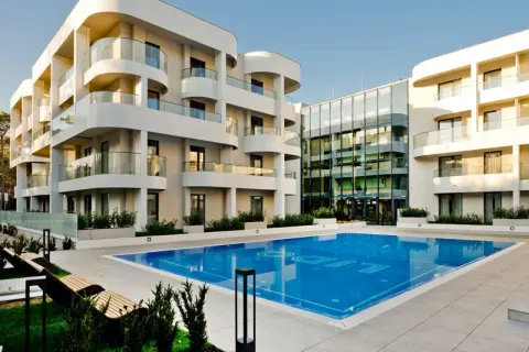 Nowoczesny hotel Lido w Juracie z basenem i tarasami.