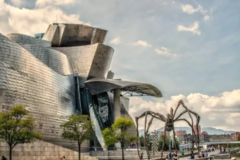 Muzeum Guggenheima w Bilbao, największe miasto kraju Basków, z rzeźbą pająka Maman.