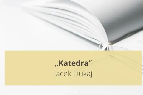 Otwarta książka z tekstem "Katedra" Jacek Dukaj na żółtym tle.