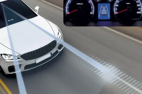 Un coche blanco con sensores en el parabrisas emite haces de luz, mostrando que es la ISA (Asistente Inteligente de Velocidad) en acción.