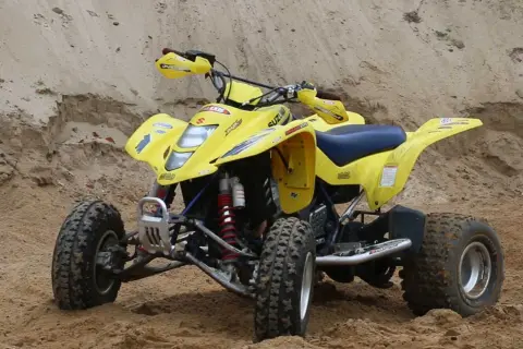 Żółty quad Suzuki LTZ 400 na piaszczystym podłożu. Poznaj suzuki ltz 400 dane techniczne i poczuj moc!