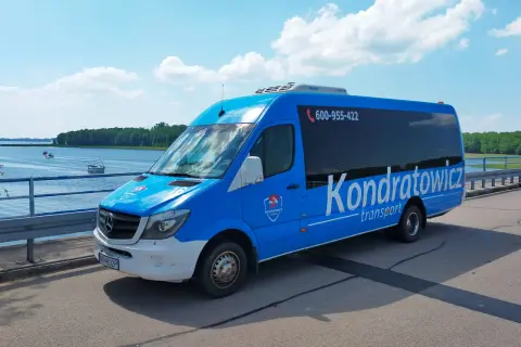 Błękitny bus Kondratowicz Transport czeka na pasażerów. Zapewnia wygodny transport z Olsztyna na Lotnisko Chopina w Warszawie.