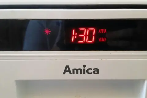 Zmywarka Amica: na wyświetlaczu świeci symbol gwiazdki i czas 1:30.