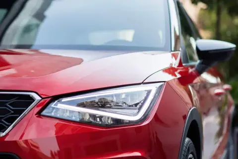 Czerwony Seat Ibiza z bliska, widoczny reflektor i grill z logo FR.
