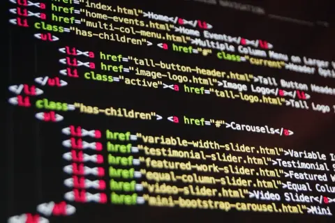 Kod HTML z linkami do różnych sekcji strony, np. "Home", "Carousels". To źródło strony skrót.