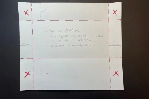 Instruktioner för hur viker man ett kuvert. Papper med mått och röda linjer visar hur man klipper och viker.