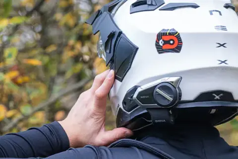 Jak dobrać kask motocyklowy? Poradnik ECE 22.06 i idealne dopasowanie