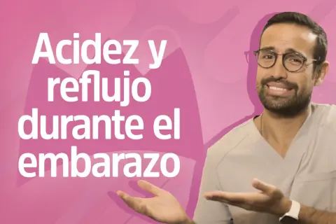 Hombre con gafas y uniforme médico explica acidez y reflujo durante el embarazo, incluso en el primer trimestre.