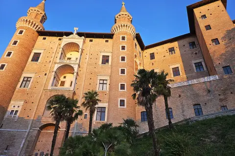 Palazzo Ducale di Urbino, un gioiello da scoprire. Ecco cosa vedere a Pesaro e dintorni, tra storia e bellezza.