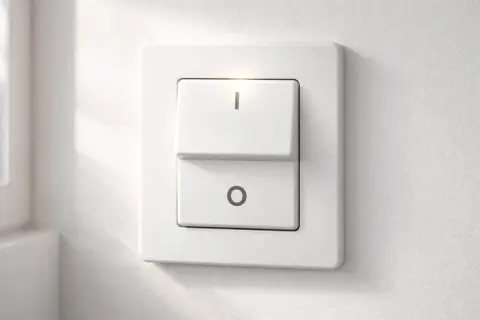 Interrupteur blanc bloqué en position allumé, la lumière brille.
