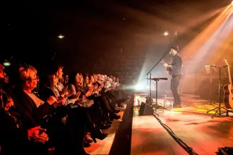 Ile trwa koncert Domagały? Sprawdź, co musisz wiedzieć!
